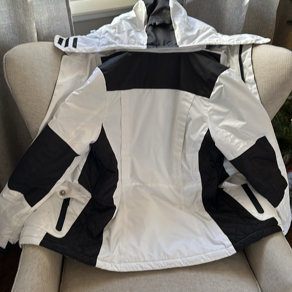 Women's size small winter/ski jacket. - Picture 3 of 5